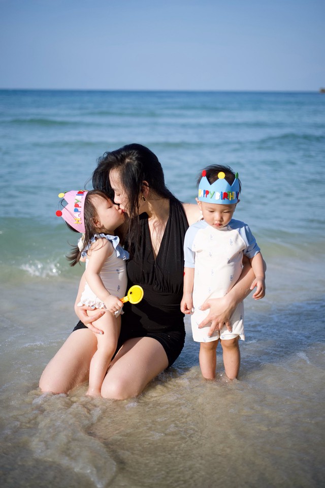 Phương Oanh diện bikini thoải m&aacute;i chia sẻ khoảnh khắc rạng rỡ b&ecirc;n 2 con - Ảnh 6.