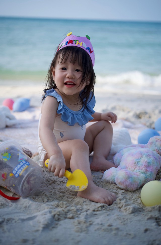 Phương Oanh diện bikini thoải m&aacute;i chia sẻ khoảnh khắc rạng rỡ b&ecirc;n 2 con - Ảnh 4.