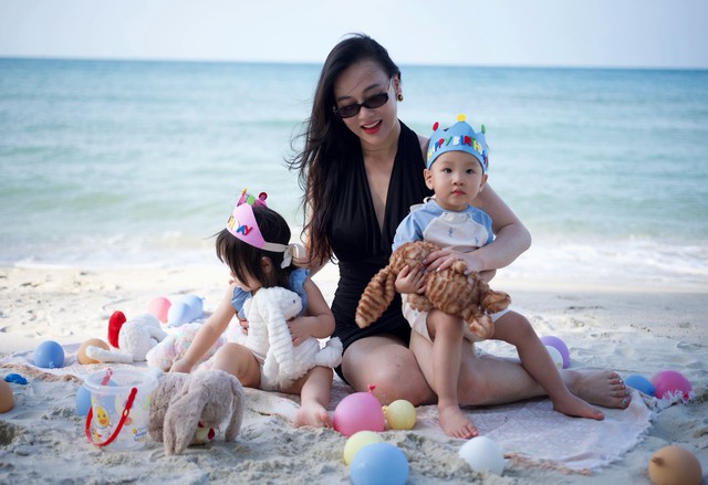 Phương Oanh diện bikini thoải m&aacute;i chia sẻ khoảnh khắc rạng rỡ b&ecirc;n 2 con - Ảnh 1.