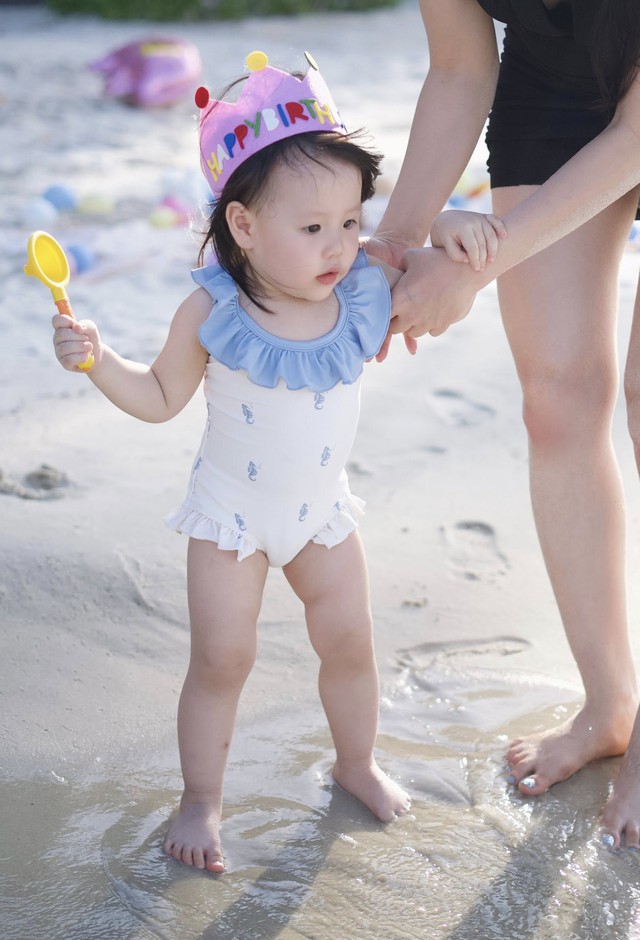 Phương Oanh diện bikini thoải m&aacute;i chia sẻ khoảnh khắc rạng rỡ b&ecirc;n 2 con - Ảnh 3.