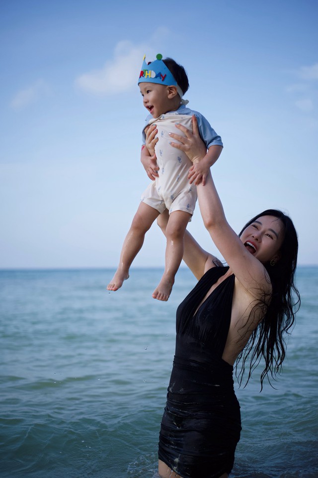 Phương Oanh diện bikini thoải m&aacute;i chia sẻ khoảnh khắc rạng rỡ b&ecirc;n 2 con - Ảnh 5.