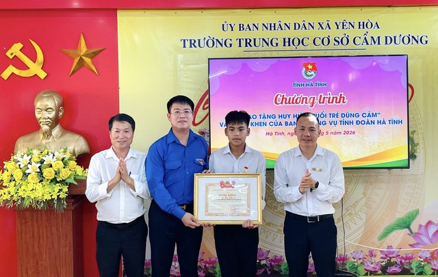 Vinh danh học sinh dũng cảm cứu người khỏi đuối nước - Ảnh 1. Vinh danh học sinh dũng cảm cứu người khỏi đuối nước - Ảnh 1.