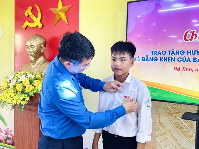 Vinh danh học sinh dũng cảm cứu người khỏi đuối nước - Ảnh 2. Vinh danh học sinh dũng cảm cứu người khỏi đuối nước - Ảnh 2.