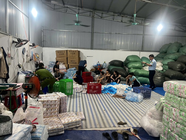 Ph&aacute;t hiện cơ sở sản xuất băng vệ sinh giả mạo - bảo vệ người ti&ecirc;u d&ugrave;ng 2026 - Ảnh 2.