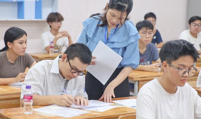Tin s&aacute;ng 26/5: Bắc Bộ v&agrave; Trung Bộ nhiều nơi tr&ecirc;n 40 độ; C&ocirc;ng an TPHCM đ&aacute;nh sập tụ điểm ma t&uacute;y trong bar Revo, bắt giữ h&agrave;ng chục đối tượng - Ảnh 2.
