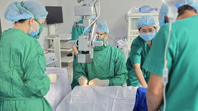 B&eacute; trai 10 tuổi cải thiện thị lực sau phẫu thuật đục thủy tinh thể phức tạp - Ảnh 1.