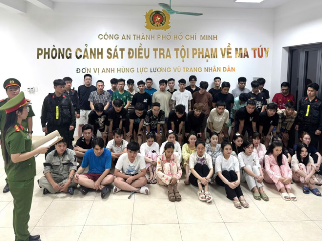 Video: Cận cảnh Công an TPHCM đánh sập tụ điểm ma túy trong bar Revo, hàng chục đối tượng bị bắt giữ - Ảnh 3. Video: Cận cảnh Công an TPHCM đánh sập tụ điểm ma túy trong bar Revo, hàng chục đối tượng bị bắt giữ - Ảnh 3.
