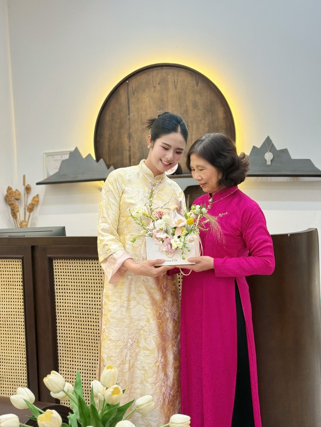 Mẹ ruột Hoa hậu Ngọc H&acirc;n giản dị, hết l&ograve;ng v&igrave; gia đ&igrave;nh - Ảnh 2.