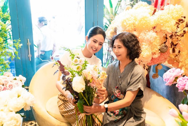 Mẹ ruột Hoa hậu Ngọc H&acirc;n giản dị, hết l&ograve;ng v&igrave; gia đ&igrave;nh - Ảnh 6.