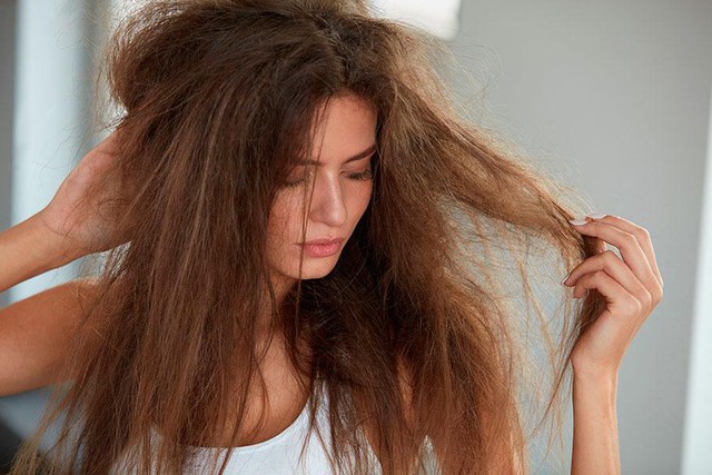 T&oacute;c xơ x&aacute;c như rơm v&igrave; nắng n&oacute;ng: 5 bước phục hồi t&oacute;c ch&aacute;y nắng cấp tốc ngay tại nh&agrave; - Ảnh 1.