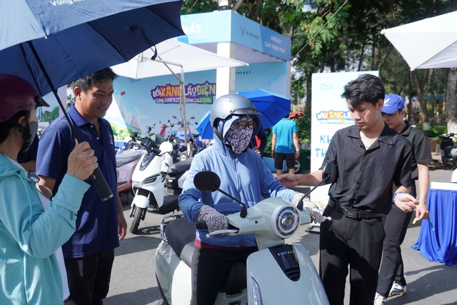 VinFast Evo Lite 'chiếm s&oacute;ng' tại ng&agrave;y hội 'Đổi xăng lấy điện', thu h&uacute;t h&agrave;ng trăm lượt l&aacute;i thử - Ảnh 2.