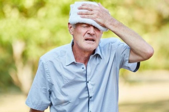 Phòng say nắng, sốc nhiệt: Khuyến cáo người dân tránh ra đường khung giờ này - Ảnh 1. Phòng say nắng, sốc nhiệt: Khuyến cáo người dân tránh ra đường khung giờ này - Ảnh 1.