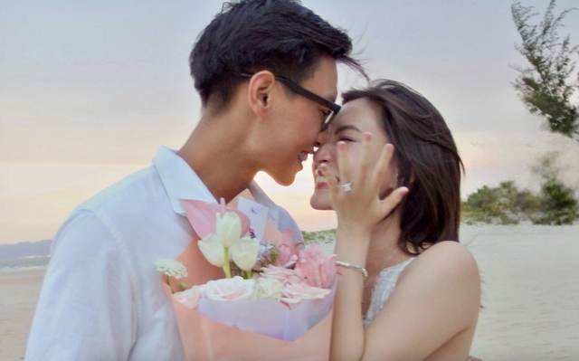 Thảo T&acirc;m ' Mắt biếc ' được cầu h&ocirc;n b&iacute; mật trong chuyến du lịch biển c&ugrave;ng bạn b&egrave; - Ảnh 2.
