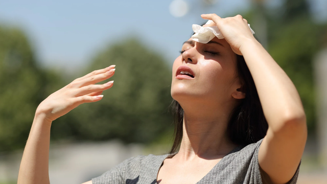 Phòng say nắng, sốc nhiệt: Khuyến cáo người dân tránh ra đường khung giờ này - Ảnh 2. Phòng say nắng, sốc nhiệt: Khuyến cáo người dân tránh ra đường khung giờ này - Ảnh 2.