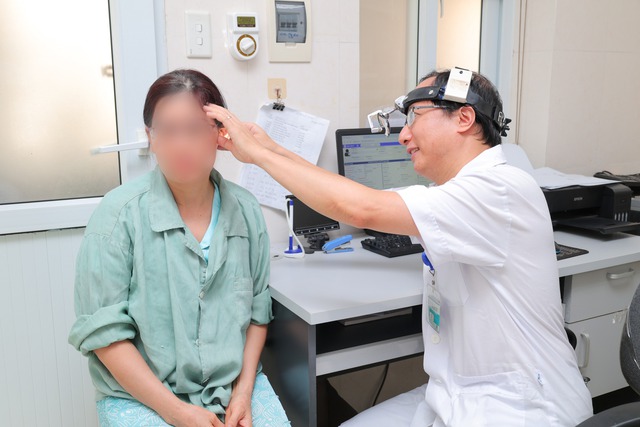 Phẫu thuật thay xương bàn đạp giúp người phụ nữ cải thiện thính lực sau 2 năm nghe kém - Ảnh 1. Phẫu thuật thay xương bàn đạp giúp người phụ nữ cải thiện thính lực sau 2 năm nghe kém - Ảnh 1.