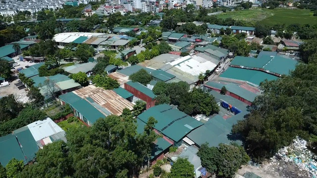 H&agrave; Nội: B&aacute;o động hiểm họa hỏa hoạn từ những nh&agrave; xưởng tạm bợ ở Đại Mỗ - Ảnh 4.