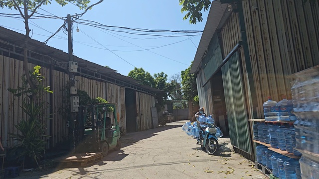 H&agrave; Nội: B&aacute;o động hiểm họa hỏa hoạn từ những nh&agrave; xưởng tạm bợ ở Đại Mỗ - Ảnh 7.