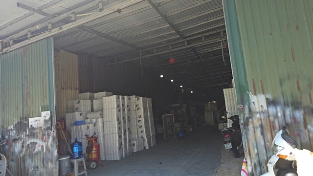 H&agrave; Nội: B&aacute;o động hiểm họa hỏa hoạn từ những nh&agrave; xưởng tạm bợ ở Đại Mỗ - Ảnh 6.