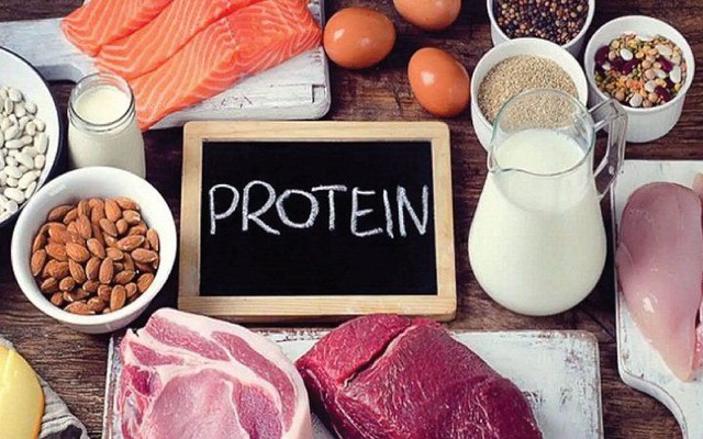 Người sau 50 tuổi n&ecirc;n bổ sung protein đ&uacute;ng c&aacute;ch để tăng miễn dịch, l&agrave;m chậm l&atilde;o h&oacute;a - Ảnh 1.