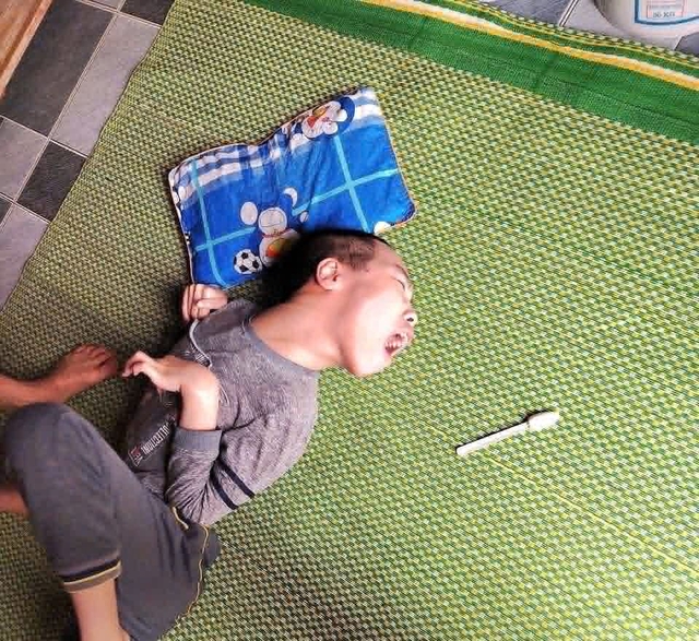 Vòng tay nhân ái: Hành trình đầy nước mắt của mẹ và con trai bại não - Ảnh 4. Vòng tay nhân ái: Hành trình đầy nước mắt của mẹ và con trai bại não - Ảnh 4.