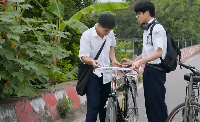 Phía bên kia thành phố - Tập 1: Khuê bị bạn bè chặn đường bắt nạt - Ảnh 1. Phía bên kia thành phố - Tập 1: Khuê bị bạn bè chặn đường bắt nạt - Ảnh 1.