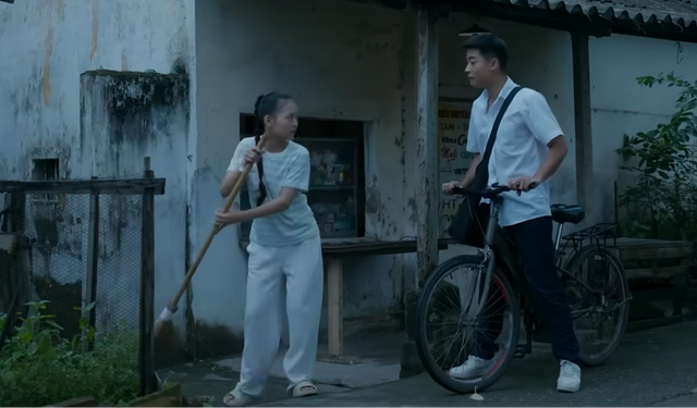 Phía bên kia thành phố - Tập 1: Khuê bị bạn bè chặn đường bắt nạt - Ảnh 4. Phía bên kia thành phố - Tập 1: Khuê bị bạn bè chặn đường bắt nạt - Ảnh 4.