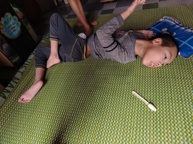 Vòng tay nhân ái: Hành trình đầy nước mắt của mẹ và con trai bại não - Ảnh 3. Vòng tay nhân ái: Hành trình đầy nước mắt của mẹ và con trai bại não - Ảnh 3.