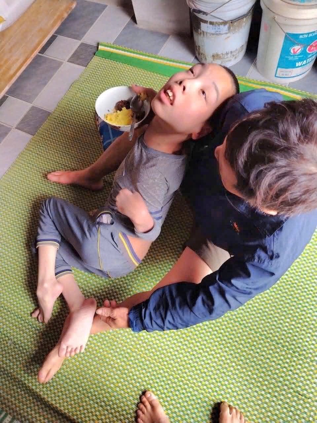 Vòng tay nhân ái: Hành trình đầy nước mắt của mẹ và con trai bại não - Ảnh 2. Vòng tay nhân ái: Hành trình đầy nước mắt của mẹ và con trai bại não - Ảnh 2.