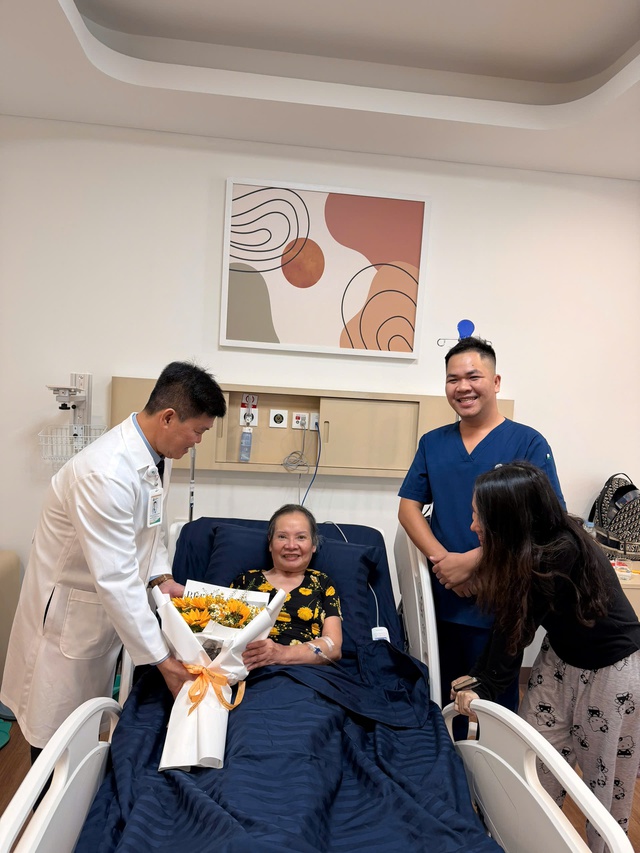 Chấn thương sọ não giữa kỳ nghỉ ở Phú Quốc: 2 giờ hội chẩn giữ bệnh nhân vượt qua giai đoạn nguy hiểm - Ảnh 2. Chấn thương sọ não giữa kỳ nghỉ ở Phú Quốc: 2 giờ hội chẩn giữ bệnh nhân vượt qua giai đoạn nguy hiểm - Ảnh 2.