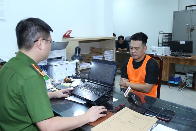 Bắc Ninh: B&oacute;c gỡ đường d&acirc;y ph&aacute;t s&oacute;ng b&oacute;ng đ&aacute; lậu quy m&ocirc; lớn, b&igrave;nh luận vi&ecirc;n nhận lương 50-70 triệu đồng/người/th&aacute;ng - Ảnh 1.