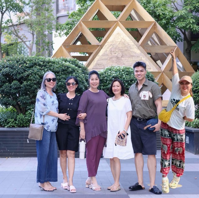 Nhắn mừng tuổi 60 của NSND Hồng V&acirc;n, nghệ sĩ Hồng Đ&agrave;o tiết lộ t&igrave;nh bạn k&eacute;o d&agrave;i từ thập ni&ecirc;n 80 - Ảnh 2.