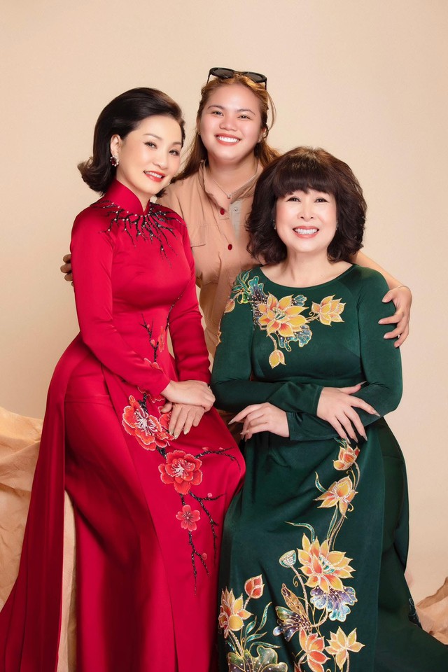 Nhắn mừng tuổi 60 của NSND Hồng V&acirc;n, nghệ sĩ Hồng Đ&agrave;o tiết lộ t&igrave;nh bạn k&eacute;o d&agrave;i từ thập ni&ecirc;n 80 - Ảnh 9.