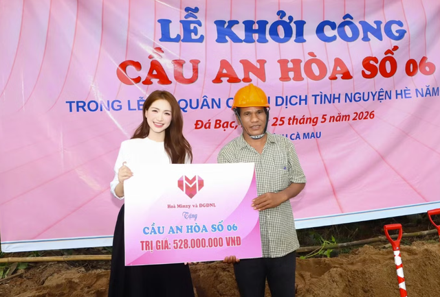 Ca sĩ H&ograve;a Minzy đ&oacute;n sinh nhật đặc biệt ở tuổi 31 - Ảnh 1.