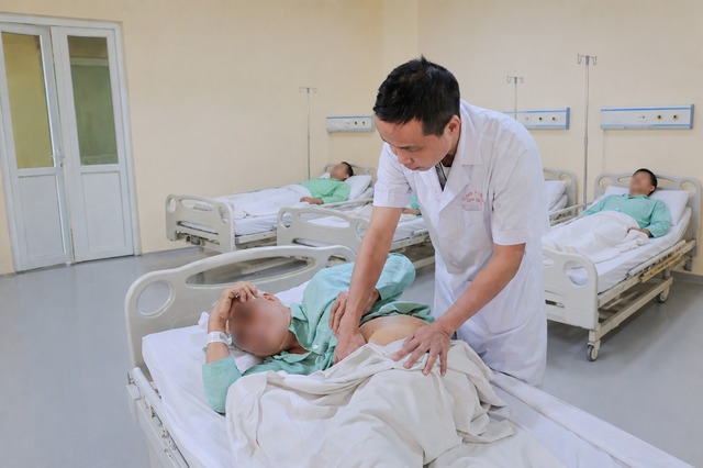 Người đ&agrave;n &ocirc;ng 18 năm sống với cột sống gập cứng, thận nằm bất thường được t&aacute;n sỏi th&agrave;nh c&ocirc;ng - Ảnh 1.