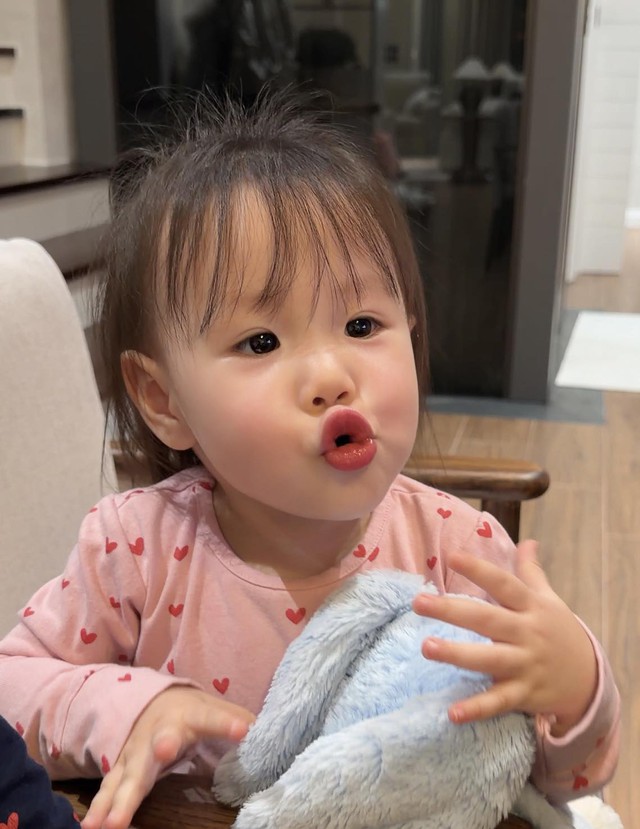 Con g&aacute;i Phương Oanh g&acirc;y ch&uacute; &yacute; - Ảnh 2.