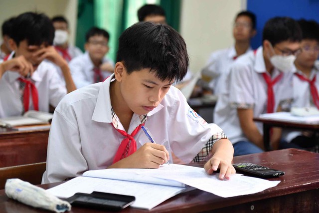 Vi phạm quy chế thi lớp 10 Hà Nội: Bị trừ tới 50% điểm, có thể hủy kết quả - Ảnh 1. Vi phạm quy chế thi lớp 10 Hà Nội: Bị trừ tới 50% điểm, có thể hủy kết quả - Ảnh 1.