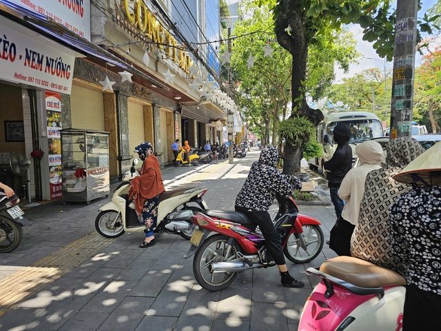 Cửa h&agrave;ng v&agrave;ng Ph&uacute;c Th&agrave;nh ở Ninh B&igrave;nh bất ngờ c&oacute; nhiều c&ocirc;ng an xuất hiện - Ảnh 5.