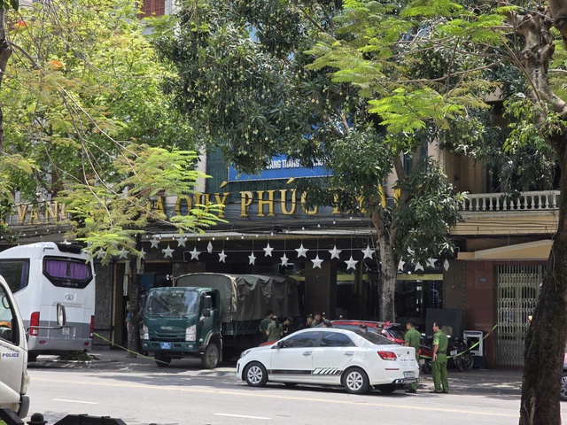 Cửa h&agrave;ng v&agrave;ng Ph&uacute;c Th&agrave;nh ở Ninh B&igrave;nh bất ngờ c&oacute; nhiều c&ocirc;ng an xuất hiện - Ảnh 1.