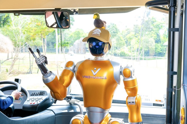 Robot h&igrave;nh người VinDynamics thử nghiệm thực tế tại Vinpearl Safari Ph&uacute; Quốc: Bước tiến d&agrave;i của tr&iacute; tuệ nh&acirc;n tạo Việt Nam - Ảnh 1.