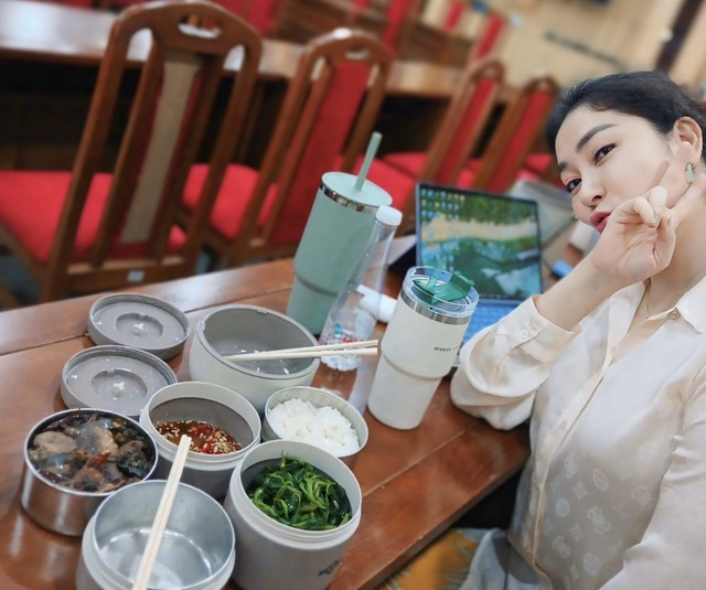 Hoa hậu Nguyễn Thị Huyền nỗ lực học tập, giữ g&igrave;n cuộc sống b&igrave;nh y&ecirc;n - Ảnh 3.