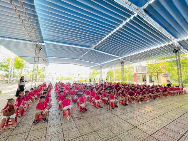 Kh&ocirc;ng c&oacute; hộ khẩu thường tr&uacute; cha mẹ cần chuẩn bị những giấy tờ g&igrave; để trẻ được học tr&aacute;i tuyến? - Ảnh 1.