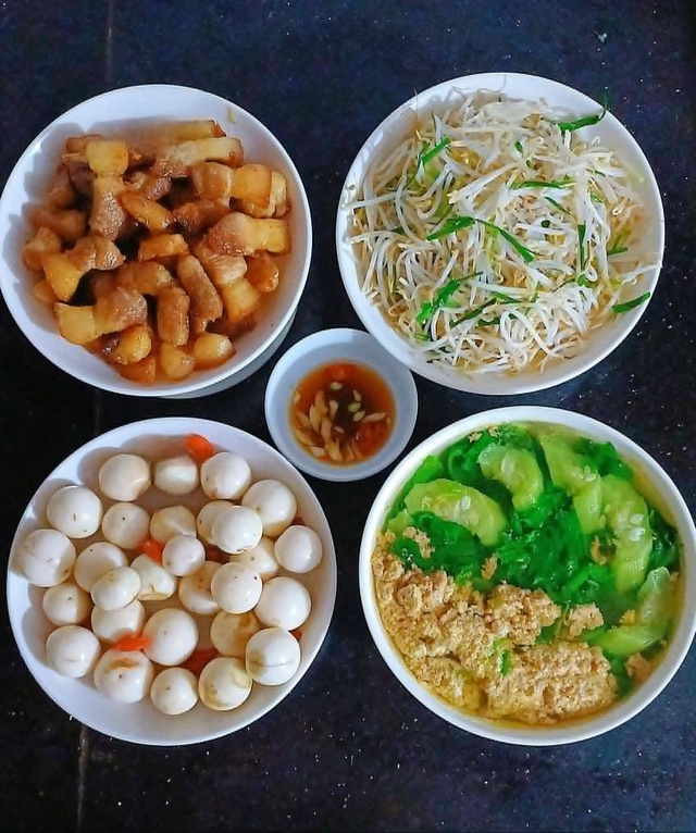 Những m&acirc;m cơm m&ugrave;a h&egrave; ngon bổ rẻ chỉ 100.000 đồng cho gia đ&igrave;nh giữa l&uacute;c chi ti&ecirc;u eo hẹp của mẹ đảm H&agrave; Nội - Ảnh 7.