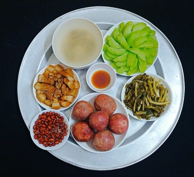 Những m&acirc;m cơm m&ugrave;a h&egrave; ngon bổ rẻ chỉ 100.000 đồng cho gia đ&igrave;nh giữa l&uacute;c chi ti&ecirc;u eo hẹp của mẹ đảm H&agrave; Nội - Ảnh 16.