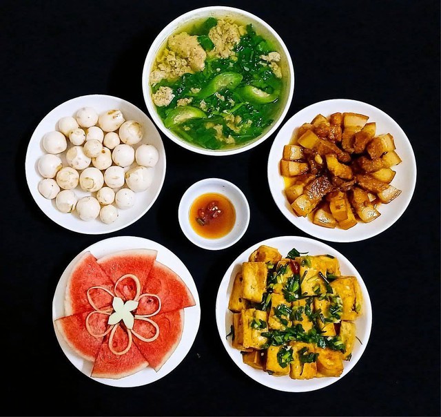 Những m&acirc;m cơm m&ugrave;a h&egrave; ngon bổ rẻ chỉ 100.000 đồng cho gia đ&igrave;nh giữa l&uacute;c chi ti&ecirc;u eo hẹp của mẹ đảm H&agrave; Nội - Ảnh 8.