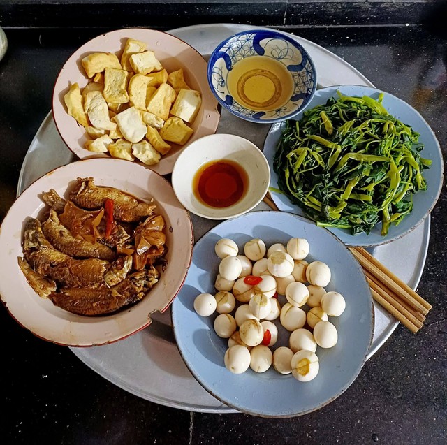 Những m&acirc;m cơm m&ugrave;a h&egrave; ngon bổ rẻ chỉ 100.000 đồng cho gia đ&igrave;nh giữa l&uacute;c chi ti&ecirc;u eo hẹp của mẹ đảm H&agrave; Nội - Ảnh 13.
