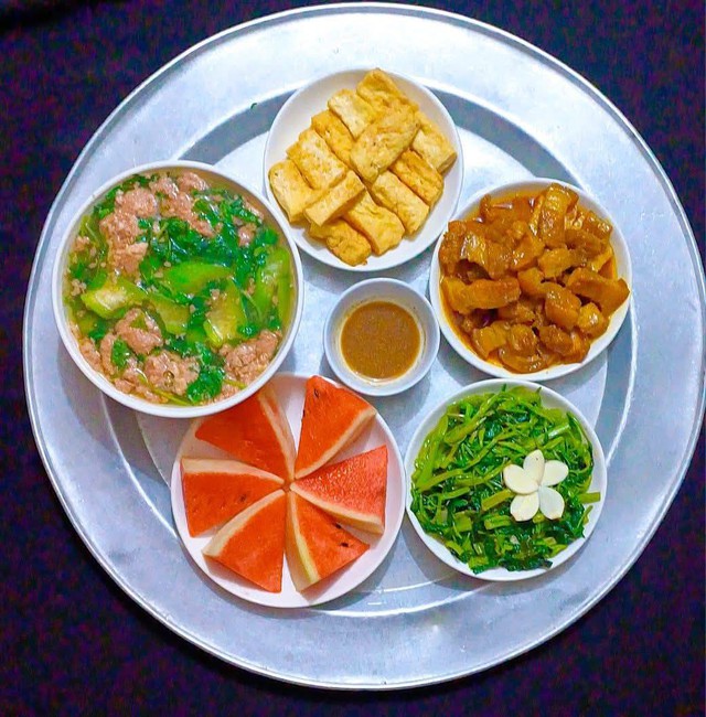Những m&acirc;m cơm m&ugrave;a h&egrave; ngon bổ rẻ chỉ 100.000 đồng cho gia đ&igrave;nh giữa l&uacute;c chi ti&ecirc;u eo hẹp của mẹ đảm H&agrave; Nội - Ảnh 5.
