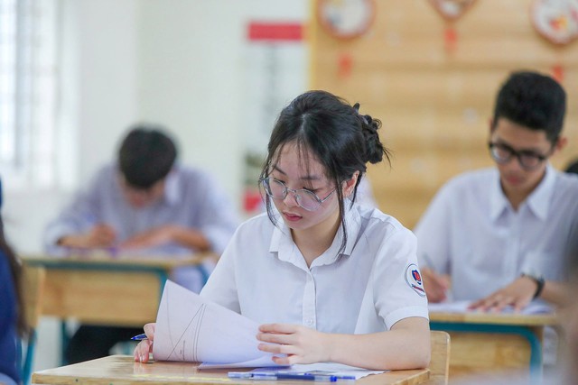 Sáng nay (29/5), gần 125.000 thí sinh Hà Nội làm thủ tục thi vào lớp 10 THPT công lập - Ảnh 2. Sáng nay (29/5), gần 125.000 thí sinh Hà Nội làm thủ tục thi vào lớp 10 THPT công lập - Ảnh 2.