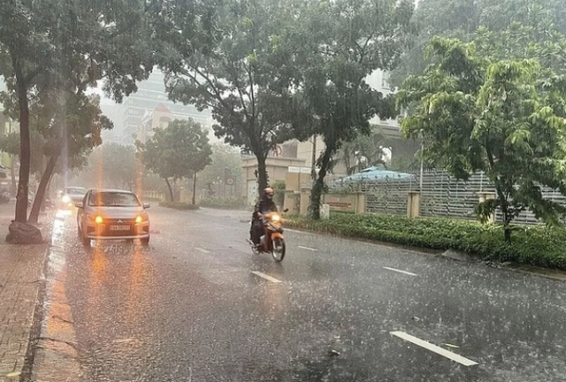 Thời tiết Hà Nội lại sắp có mưa dông kèm sấm sét, gió giật mạnh? - Ảnh 1. Thời tiết Hà Nội lại sắp có mưa dông kèm sấm sét, gió giật mạnh? - Ảnh 1.