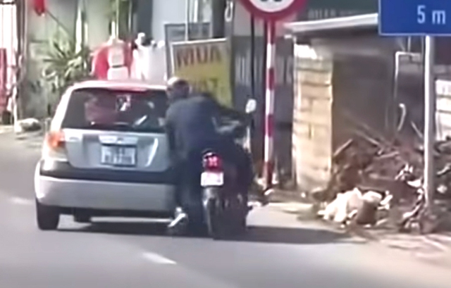 Ch&egrave;n ng&atilde; người đi xe m&aacute;y do m&acirc;u thuẫn với mẹ tr&ecirc;n xe &ocirc; t&ocirc; - Ảnh 1.