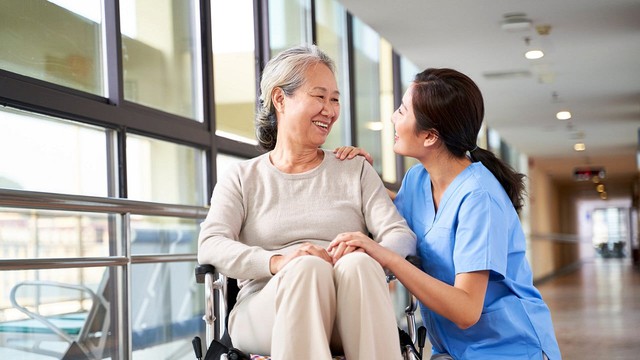 Ở viện dưỡng l&atilde;o 1 năm, t&ocirc;i mới hiểu: Tuổi gi&agrave; kh&ocirc;ng n&ecirc;n tr&ocirc;ng chờ v&agrave;o con c&aacute;i, m&agrave; cần giữ 2 'l&aacute; b&agrave;i' n&agrave;y - Ảnh 2.